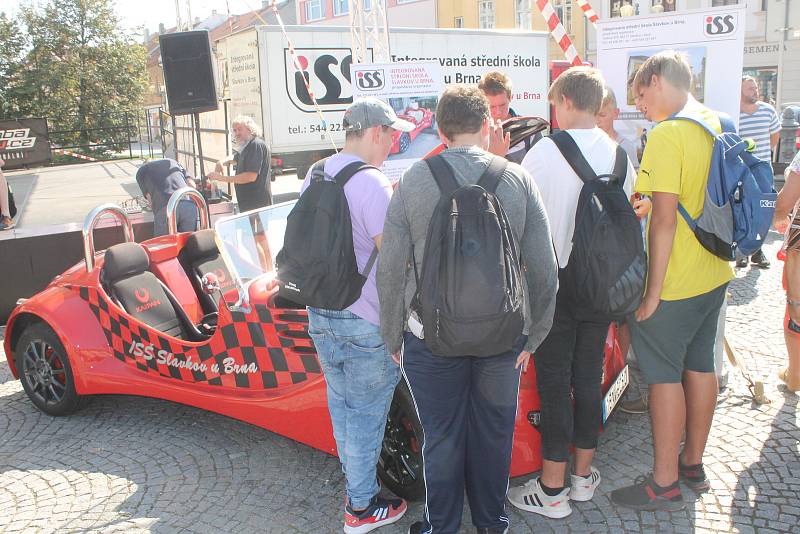 Zástupci škol ve stáncích na náměstí představovali zájemcům vybrané obory.