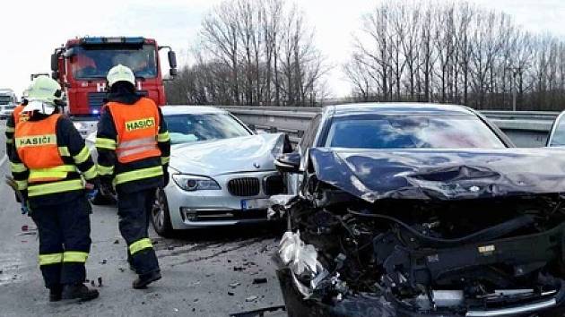 Čtyři osobní auta havarovala na dálnici D1 směrem na Ostravu. K jejich střetu došlo u Rousínova, blízko jeho místní části Čechyně.