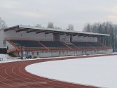 Šatny pro sportovce v zázemí tribuny atletického stadionu ve Vyškově napadla plíseň.