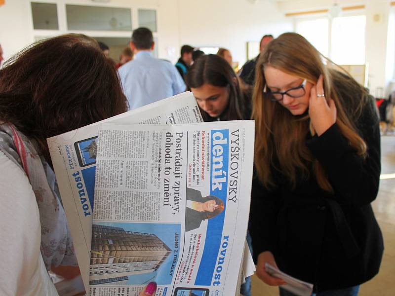 Veletrh vzdělávání je určený nejen žákům, rodičům a výchovným poradcům, ale i těm, kteří zvažují změnu profese nebo hledají práci. V Živé knihovně povolání se představila také část redakce Vyškovského deníku Rovnost.