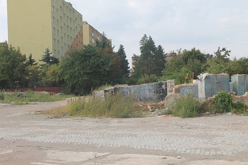 Areál bývalé vyškovské traktorové stanice po demolici.