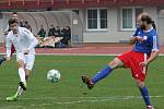 V posledním podzimním kole Moravskoslezské ligy fotbalisté MFK Vyškov (bílé dresy) porazili TJ Valašské Meziříčí 4:1.