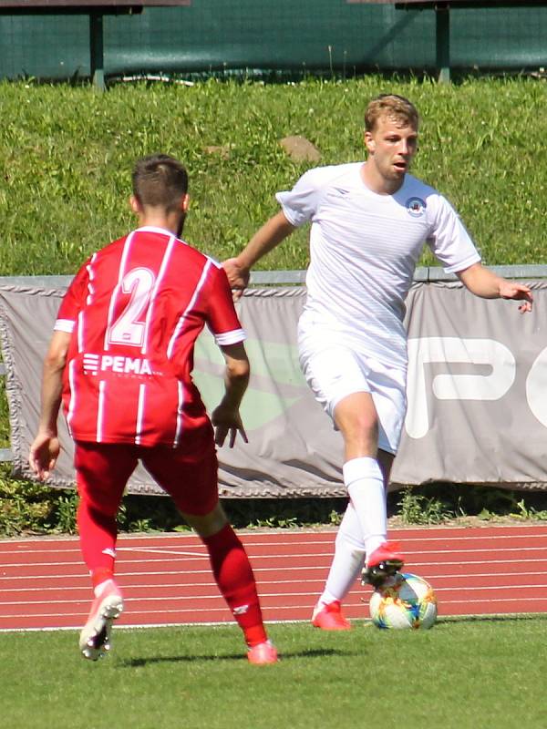 Ve třetím kole Moravskoslezské liy porazili fotbalisté MFK Vyškov (bílé dresy) tým Dolního Benešova 5:2.