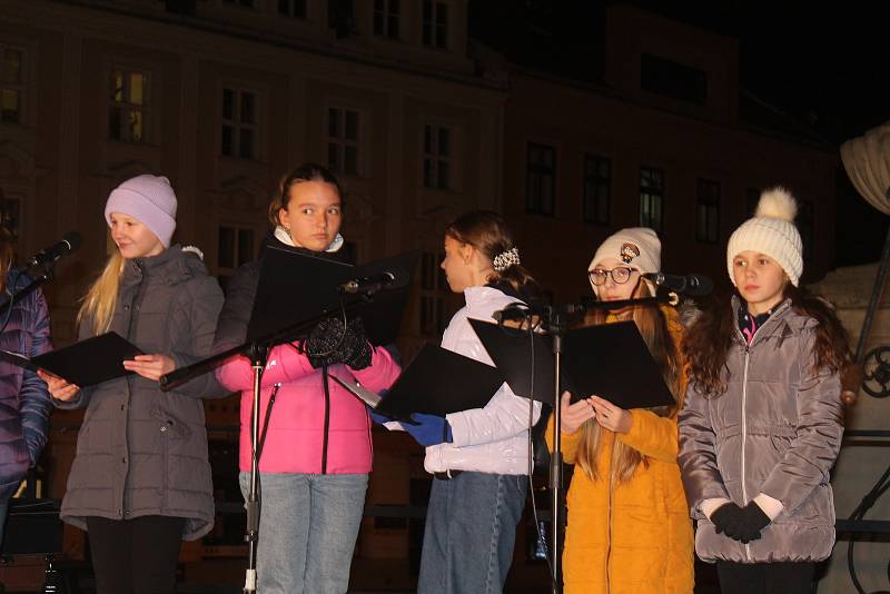 Vyškované si zazpívali koledy na Masarykově náměstí s dětmi ze Základní umělecké školy Vyškov.