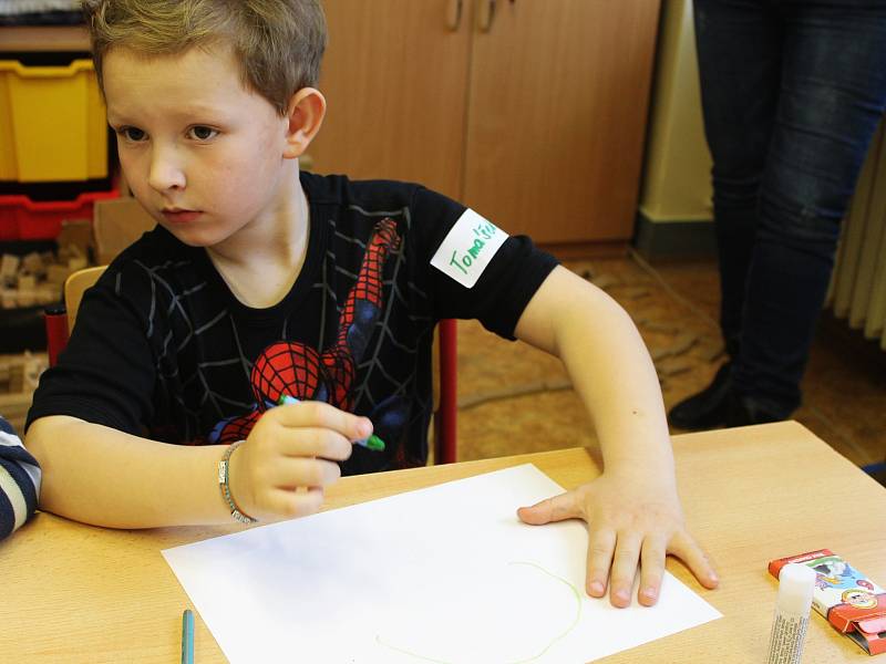 V úterý se budoucí prvňáčci vyškovské Základní školy Morávkova seznamovali s tím, co je od září čeká. Naučili se i anglickou písničku.