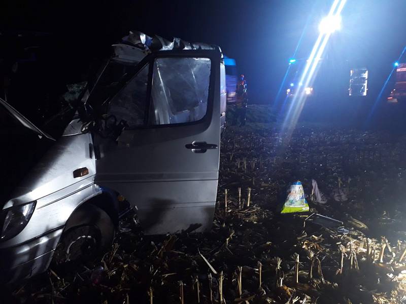 Zásah hasičů, zdravotníků i policistů si vyžádala nehoda mikrobusu k níž došlo v noci na neděli u Nesovic na Vyškovsku. Nehoda se stala  krátce po půl čtvrté ráno na 29,5. kilometru silnice I/50 kousek ve směru na Brno.