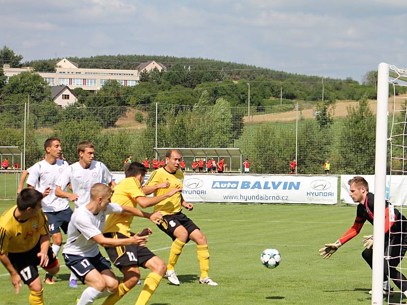 V posledním přípravném utkání na start svých mistrovských soutěží remizoval divizní Slovan Rosice (ve žlutém) s třeliligovým MFK Vyškov.