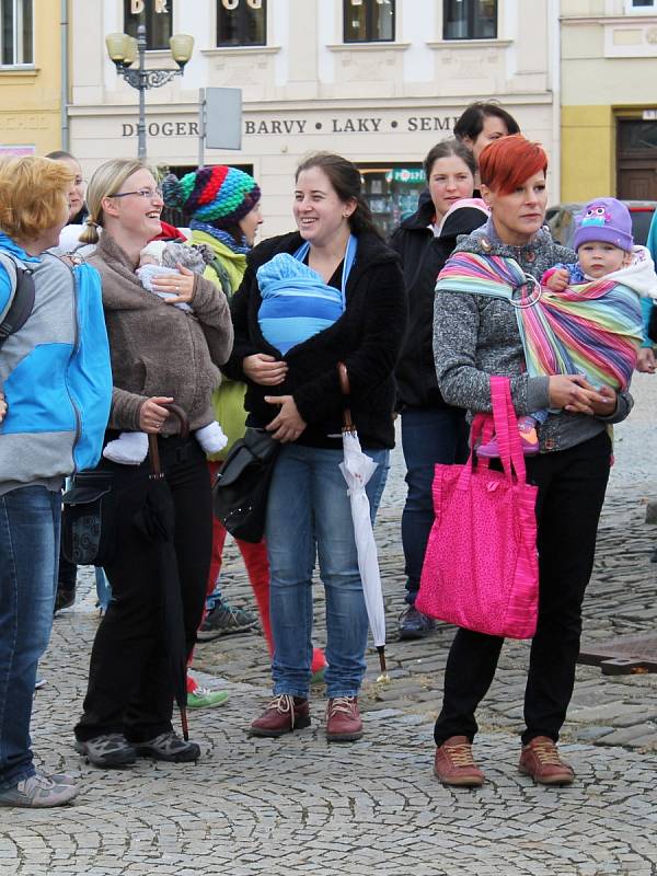 Maminky z Vyškovska ve čtvrtek propagovaly kontaktní rodičovství. Vydaly se na pochod Vyškovem i se svými dětmi.