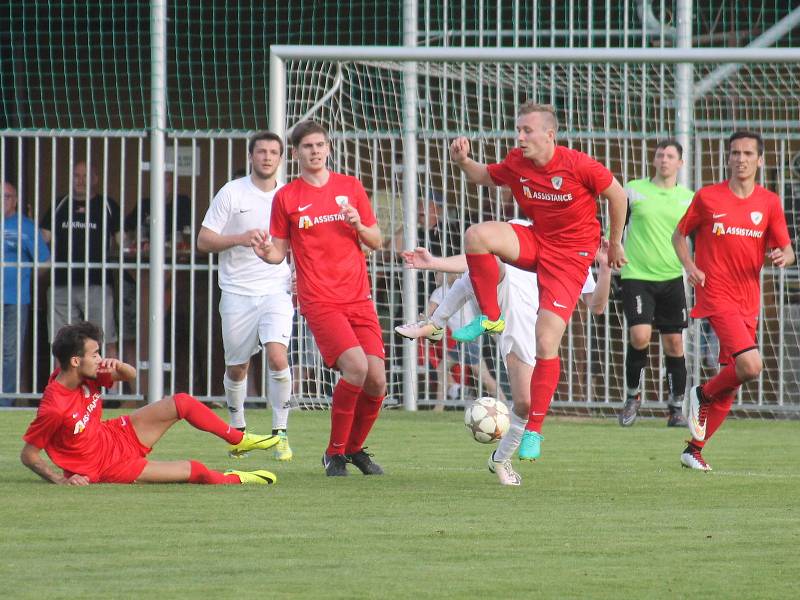 V dohrávce 16. kola krajského přeboru fotbalistů remizoval  Tatran Bohunice (v červeném) s FC Bučovice 1:1.