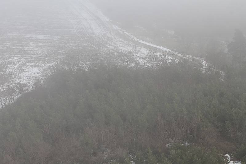 Na rozhledu míří skupinky, jednotlivci nebo i rodiny s dětmi.