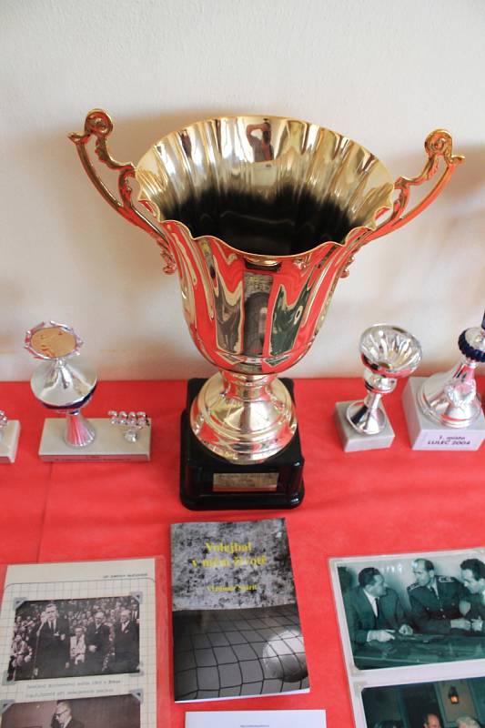 Výročí volejbalu v Bučovicích oslavili turnajem, výstavou fotografií a pohárů i křestem nové publikace o historii tohoto sportu ve městě.