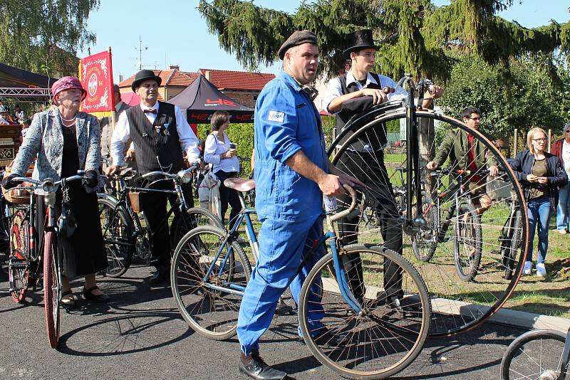 Hromadnou jízdou cyklisté otevřeli první cyklostezku ve Slavkově.