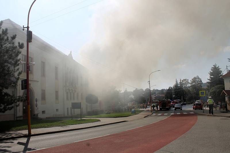 Kulturní dům v Drnovicích zachvátily plameny.