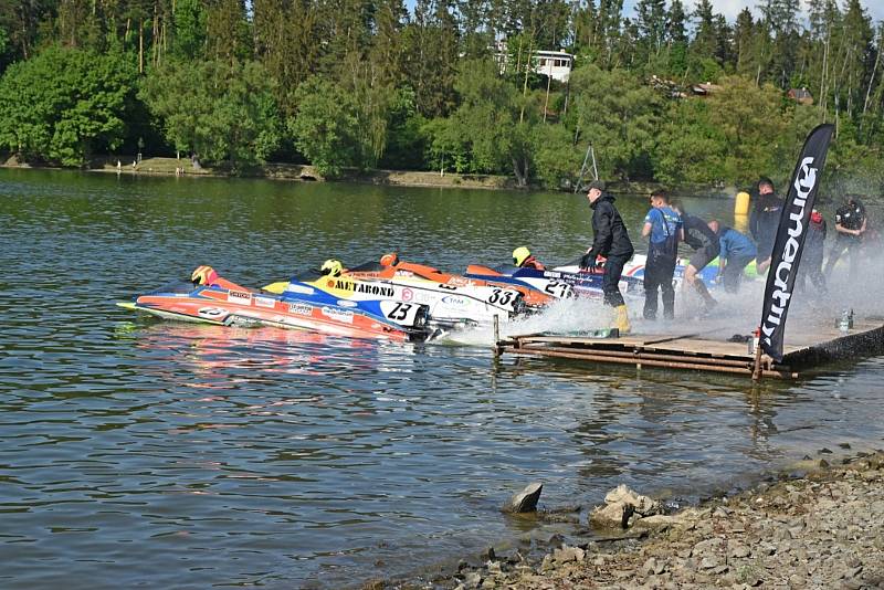 Na rybníku Olšovec v Jedovnicích se konalo mistrovství světa motorových člunů, které patří mezi historicky nejstarší závody nejen u nás, ale i v Evropě.