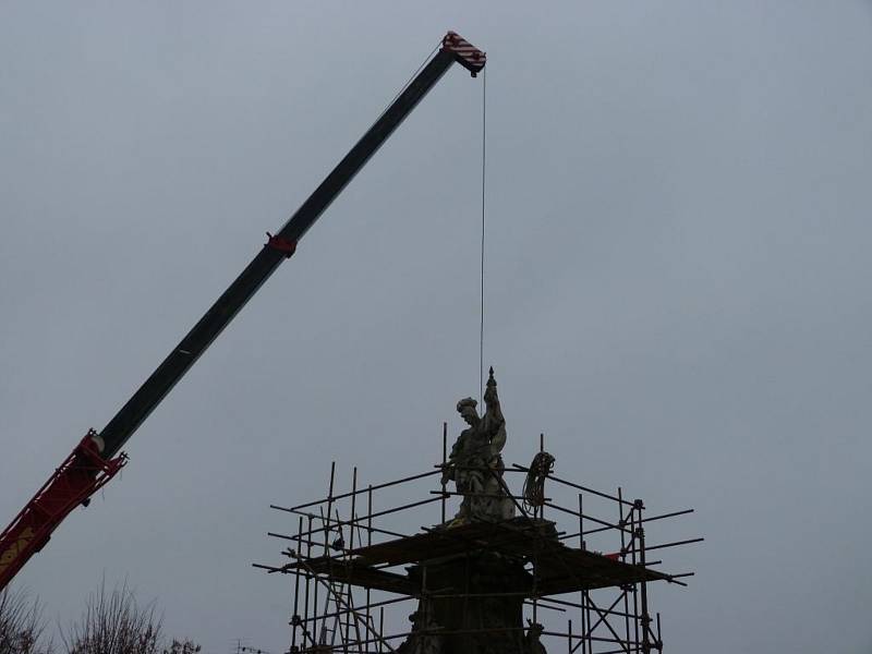 Rozebírání sousoší svatého Floriána na Palackého náměstí v roce 2012. Původní sochy nahradily kopie.