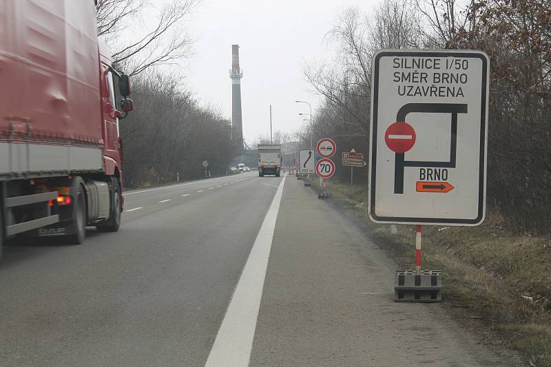 Opravy na silnici I/50 komplikují život lidem ve Slavkově u Brna.