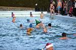 K tradičnímu koupání na Štědrý den se odhodlali slavkovští otužilci. V jedenáct hodin se ponořili do vod bazénu na slavkovském koupališti.