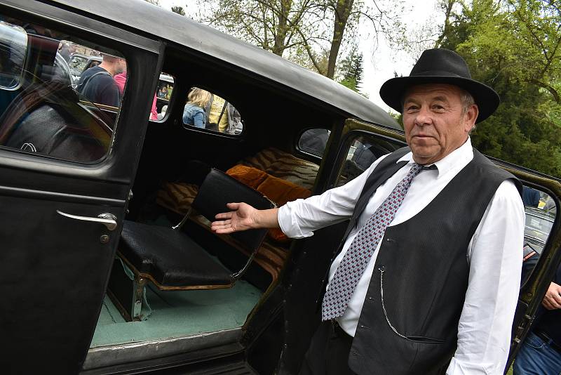 Vezl ministra, Baťu, poutníky i svatebčany. V Holáskách to byl legendární vůz, říká majitel veteránu značky Packard František Kundera.