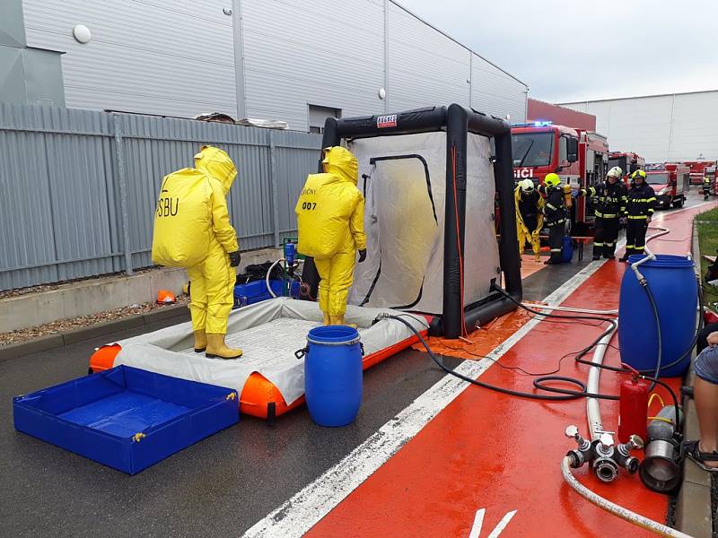 Zásah při úniku hořlavého a toxického plynu v pátek nacvičovalo třicet profesionálních i dobrovolných hasičů ve slavkovské průmyslové zástavbě.