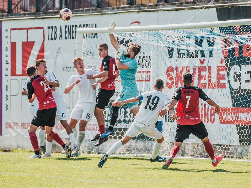 Druholigové body z Drnovic odvezlo Táborsko (červené dresy). Domácí MFK Vyškov porazilo 1:0.