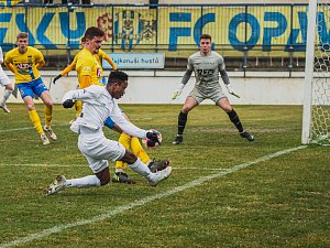 V prvním jarním domácím utkání fotbalisté Vyškova (bílé dresy) v Drnovicích jen remizovali s Opavou 1:1.