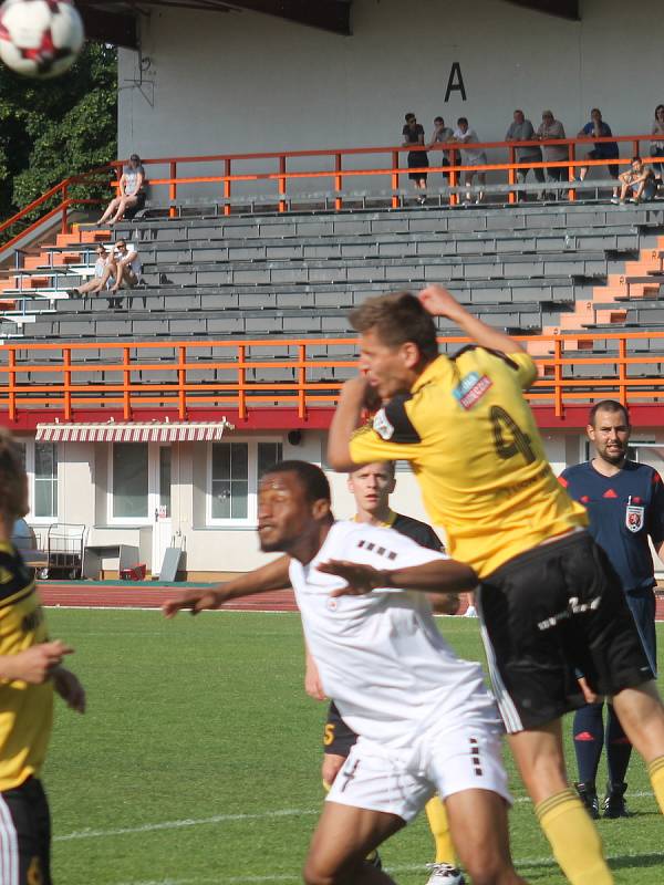 V utkání Moravskoslezské fotbalové ligy prohrál MFK Vyškov (bílé dresy) s FC Hlučín 0:1.