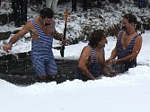 Olšanští si Nový rok užili netradičně - v ledové vodě.