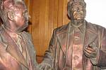 V depozitáři na dvorku Kaple svaté Anny dělalo dvěma bronzovým sochám společnost i několik bust nejen těchto dvou vůdců, ale i Josifa Vissarionoviče Stalina.