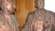 V depozitáři na dvorku Kaple svaté Anny dělalo dvěma bronzovým sochám společnost i několik bust nejen těchto dvou vůdců, ale i Josifa Vissarionoviče Stalina.