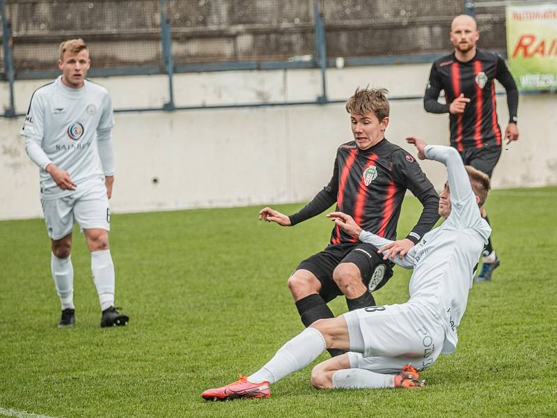 Uklidňující body získali fotbalisté MFK Vyškov (bílé dresy) v druholigovém utkání s Viktorií Žižkov, kterou v Drnovicích porazili 2:1.