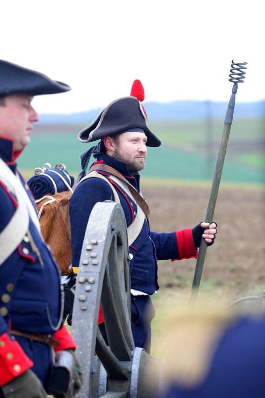 Více než dvě stě let starý kanón vystřelí při rekonstrukci Bitvy tří císařů.