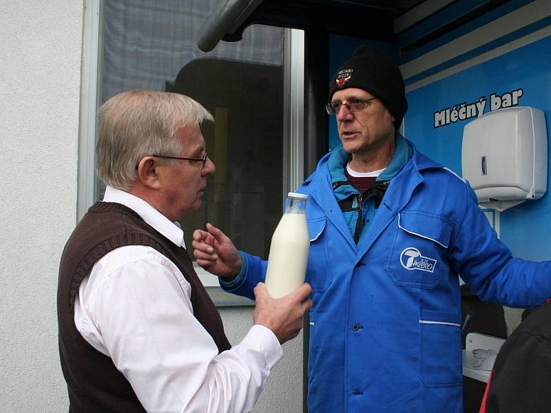 Dlouhá fronta se vytvořila před Agrodomem ve Vyškově. Zemědělská společnost Agros Vyškov-Dědice tam rozdávala dvě stovky litrů mléka zadarmo, a to u příležitosti otevření prvního mlékomatu na Vyškovsku. 