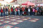 Masarykovo náměstí ve Vyškově obsadily na dopoledne desítky žáků vyškovských základních škol. Děti se učily třídit odpad.