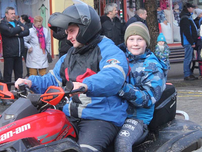 Na náměstí v Bučovicích se sešli členové Motoklubu Vícemilice, aby lidem zpříjemnili poslední den roku.