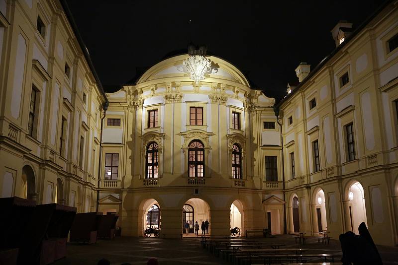 Hrůzostrašné prohlídky předvedli průvodci slavkovského zámku. Pro sychravý podzim vybrali atmosféricky děsivou zážitkovou podívanou ve stylu Addamsovy  rodiny.