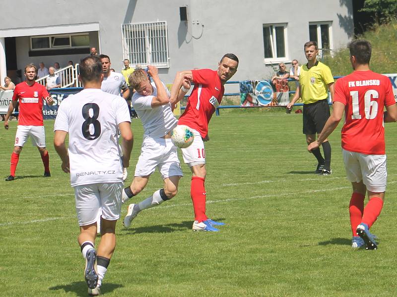 Fotbalisté Blanska (červené dresy) v přípravném utkání porazili na vlastním trávníku MFK Vyškov 2:0.