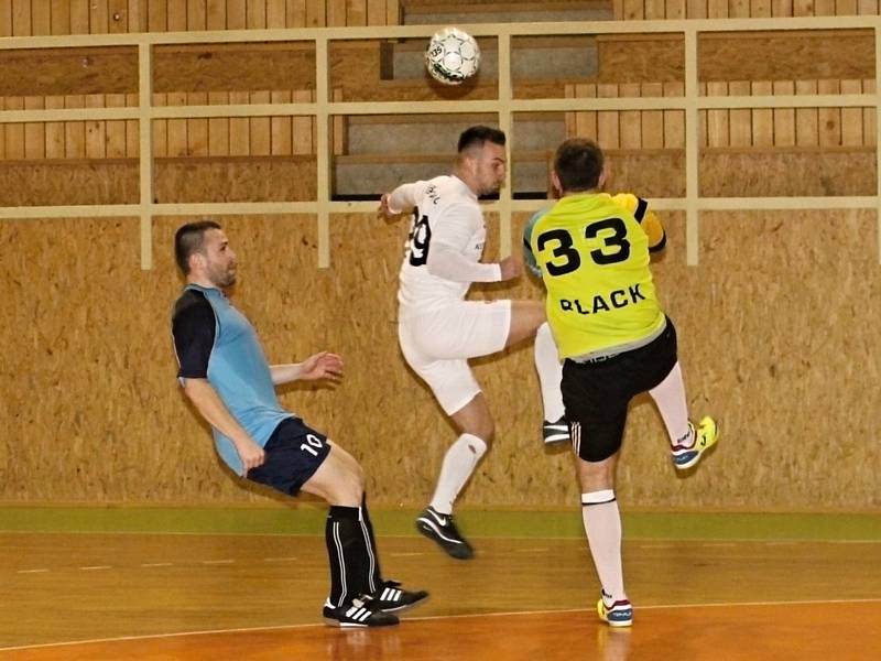 V prvním letošním kole jihomoravské futsalové divize zvítězil FC Kloboučky (v bílých dresech) v Brně nad Nasanem vysoko 10:3.