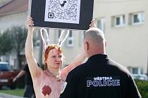 Spoře oděné ženy se polily umělou krví a nasadily si králičí uši. Kvůli blokování provozu je odvedli policisté.