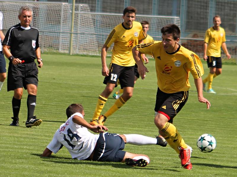 V posledním přípravném utkání na start svých mistrovských soutěží remizoval divizní Slovan Rosice (ve žlutém) s třeliligovým MFK Vyškov.