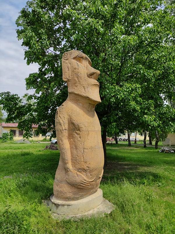 Výlet na Vyškovsko, kdy cílem byly Lysovice, Větrníky, Rostěnice a Bohdalice. Na snímku socha moai, Bohdalice.