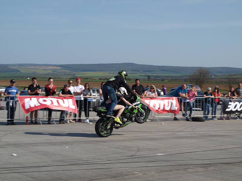 Na vyškovském letišti měli dostaveníčko přátelé tunnigu a burácejících motorů.