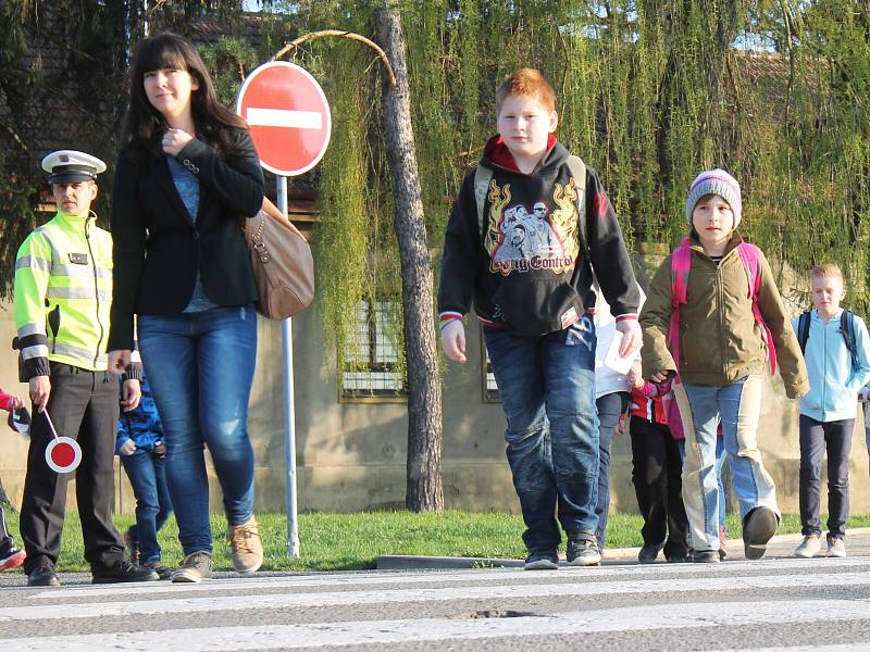 Žákům vyškovské Základní školy Morávkova ve čtvtek policisté připomněli, jak se chovat na přechodu pro chodce.
