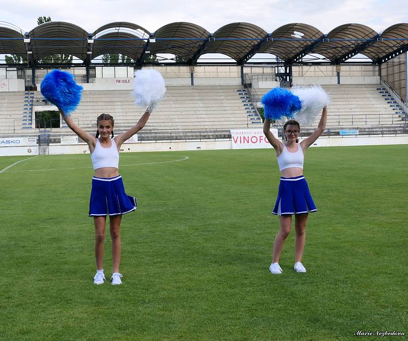 Při příležitosti devadesáti let fotbalu v Drnovicích zažil tamní stadion exhibiční fotbalový zápas.