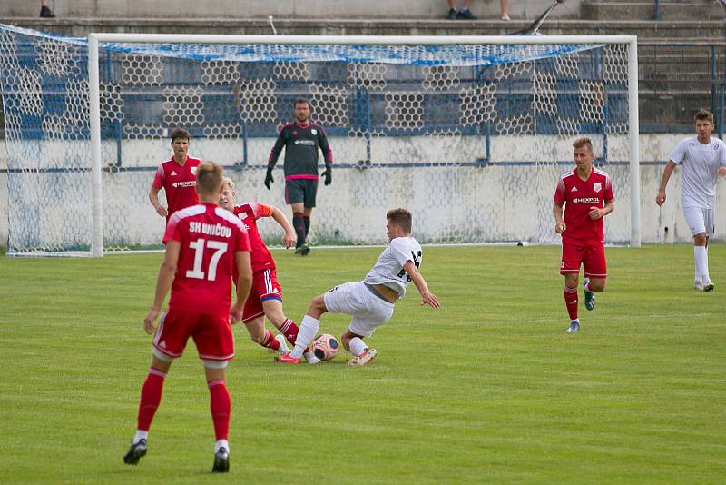 Fotbalisté Vyškova si Uničovem vyzkoušeli své nové domácí prostředí pro II. ligu na stadionu v Drnovicích.