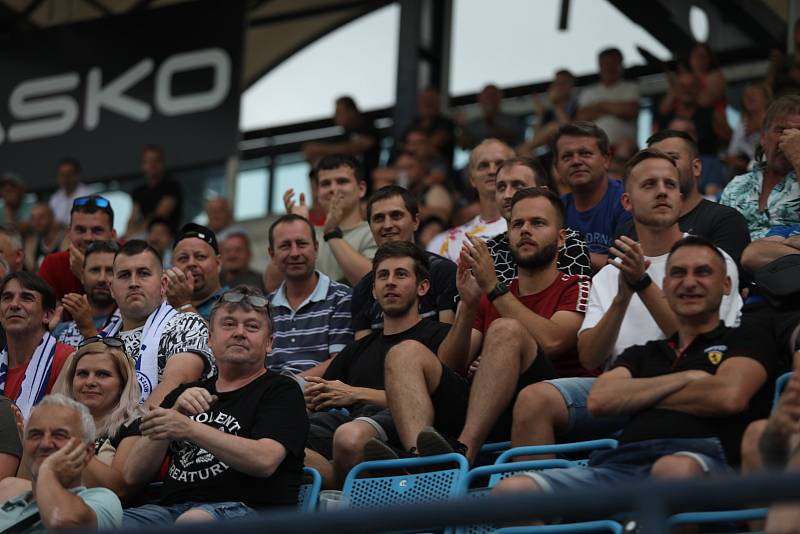 Exhibiční vzpomínkový fotbalový zápas mezi hráči původního Boby Brno a FC Petra Drnovice na drnovickém stadionu.