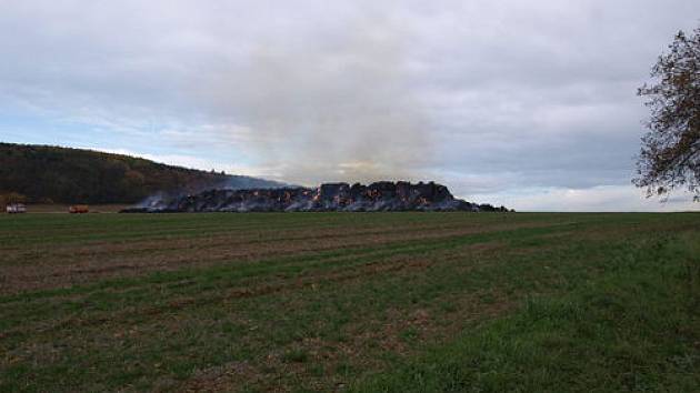 Požár, který zachvátil stoh slámy u Pustiměře, způsobil několikamilionovou škodu.