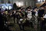 Celodenní program ve Slavkově u Brna završilo večerní defilé vojáků a světelná show na průčelí zámku.