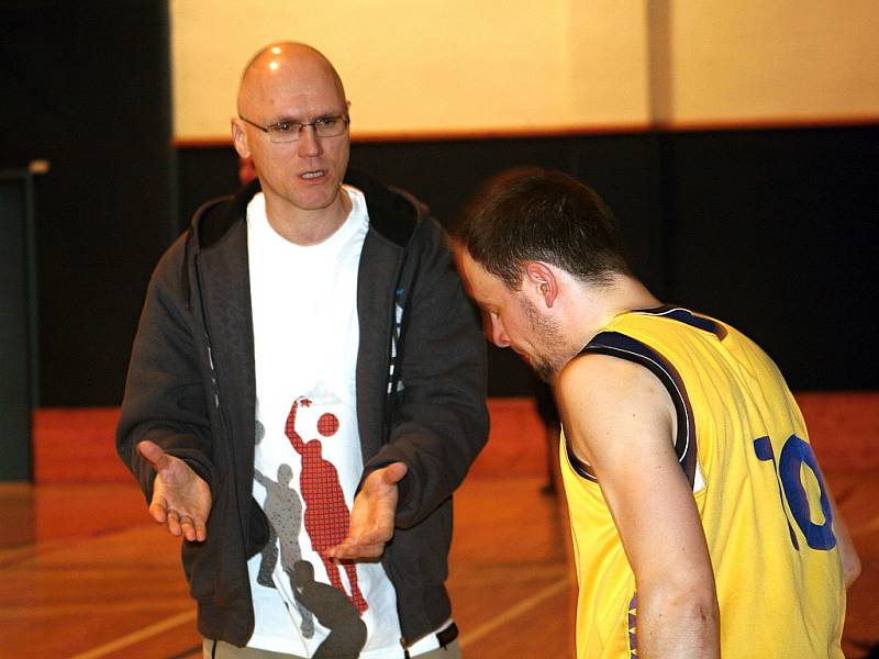 Vyškovští basketbalisté v utkání s Tišnovem.