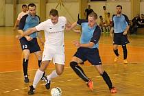 V prvním letošním kole jihomoravské futsalové divize zvítězil FC Kloboučky (v bílých dresech) v Brně nad Nasanem vysoko 10:3.