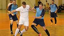 V prvním letošním kole jihomoravské futsalové divize zvítězil FC Kloboučky (v bílých dresech) v Brně nad Nasanem vysoko 10:3.